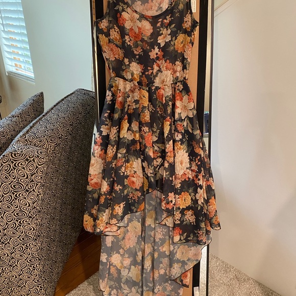 VENUS Dresses & Skirts - Cute high low floral dress